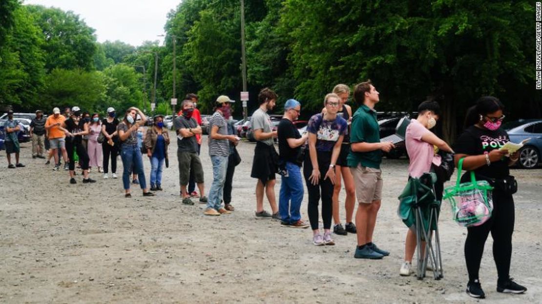 Gente espera en fila para votar en las elecciones primarias en Atlanta, Georgia, en junio de 2020.