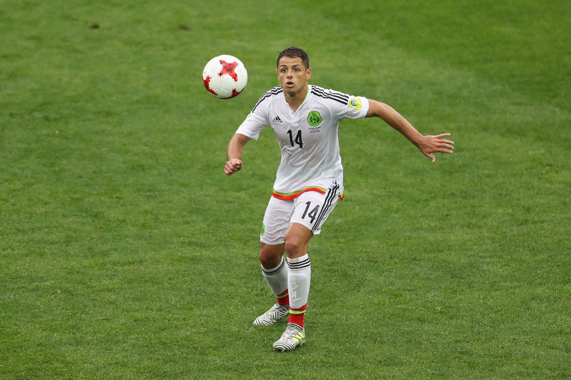 'Chicharito' Hernández en acción con la selección mexicana.