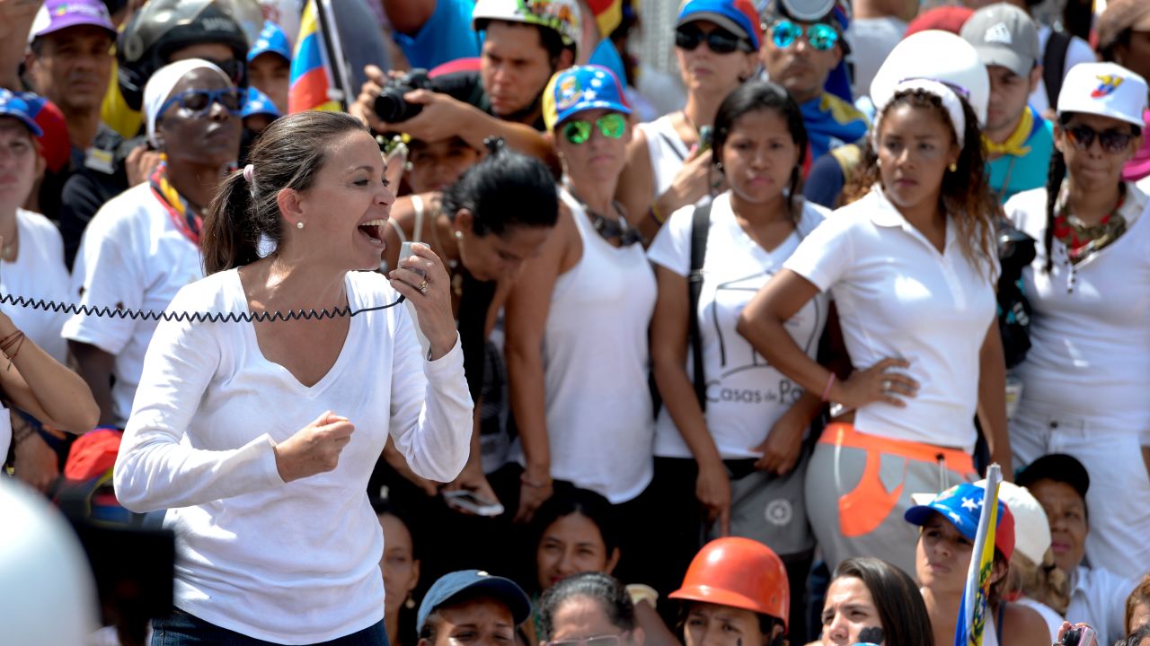 Venezuelan opposition ex-congresswoman Maria Corina Machado (L) takes part in a protest march in Caracas on May 6, 2017. 
Thousands of women dressed in white marched in Venezuela's capital on Saturday to keep pressure on President Nicolas Maduro, whose authority is being increasingly challenged by protests and deadly unrest. / AFP PHOTO / FEDERICO PARRA