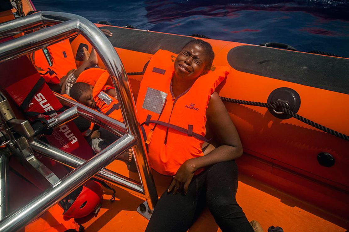 Una mujer migrante llora después de ser rescatada por cooperantes españoles.