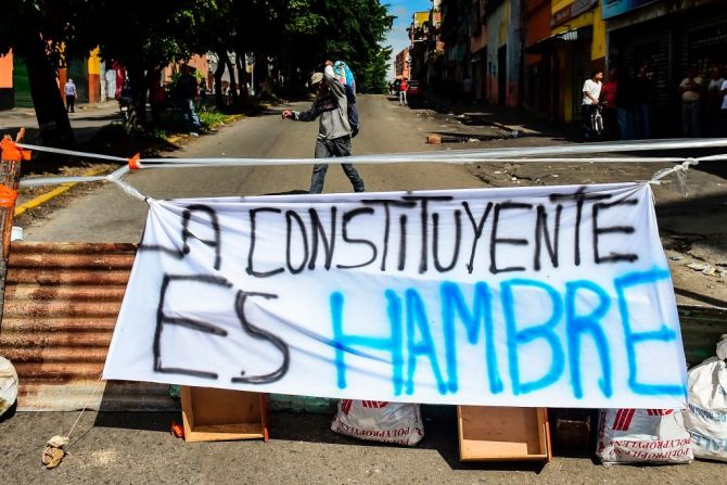 Además de la crisis política, Venezuela atraviesa por una dura escasez de alimentos y de medicinas. El hambre ha llevado a que el venezolano promedio viviendo en extrema pobreza perdió 8,6 kilo el año pasado, según una encuesta nacional.