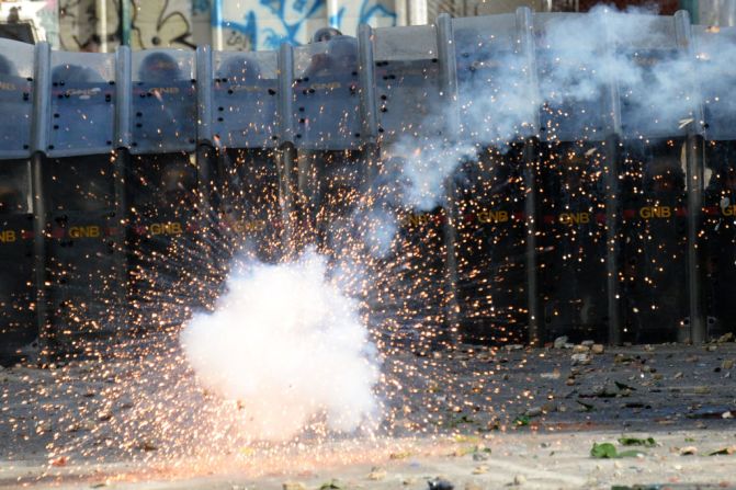 Un explosivo es lanzado por manifestantes durante el paro cívico de 48 horas que vive Venezuela desde este miércoles.