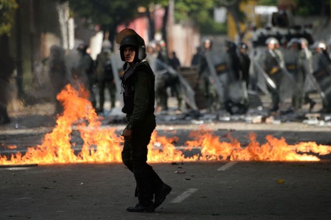 Isaías Medina, exdiplomático venezolano que renunció a su puesto en protesta contra el Gobierno de Venezuela, le dijo a Christiane Amanpour de CNN que el país podría caer en la guerra civil.