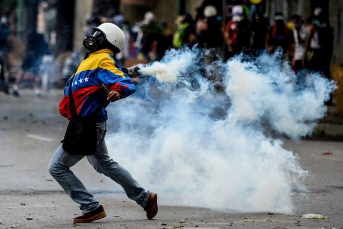 El presidente de Venezuela, Nicolás Maduro, convocó a una Constituyente para el próximo domingo. Sin embargo, la oposición hizo un paro cívico de 48 horas del miércoles al jueves para protestar contra la iniciativa del oficialismo. En la imagen se observa un enfrentamiento entre manifestantes y fuerzas oficiales, este jueves 27 de julio.