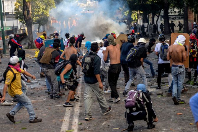 En medio del paro cívico convocado por la oposición, los manifestantes han bloqueado las calles desiertas y se han enfrentado con las fuerzas oficiales.