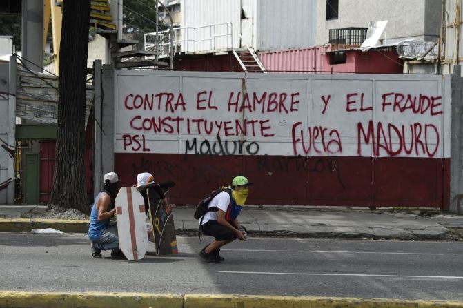 La oposición le ha pedido a la población que se atrinchere en sus casas y que se prepare.