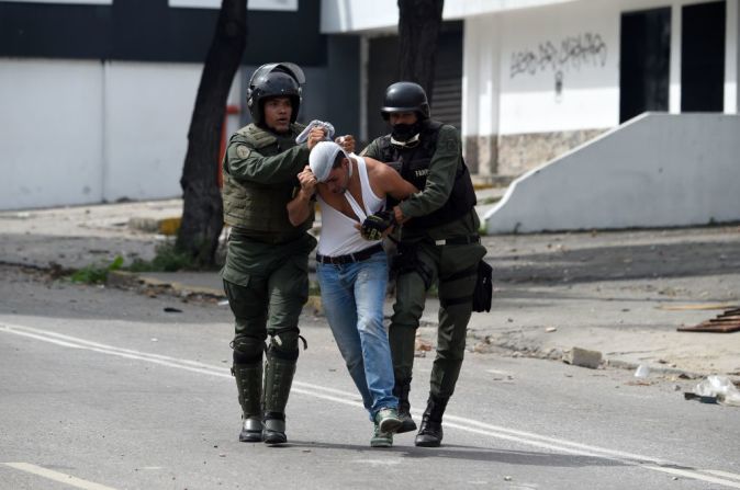 Un manifestante es arrestado por la Guardia Nacional Bolivariana, durante el paro cívico convocado por la oposición este jueves.