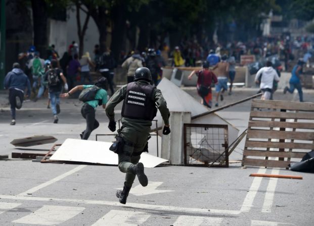 Miles de venezolanos protestan por segundo día consecutivo contra los planes constituyentes del presidente Maduro, con un paro general.