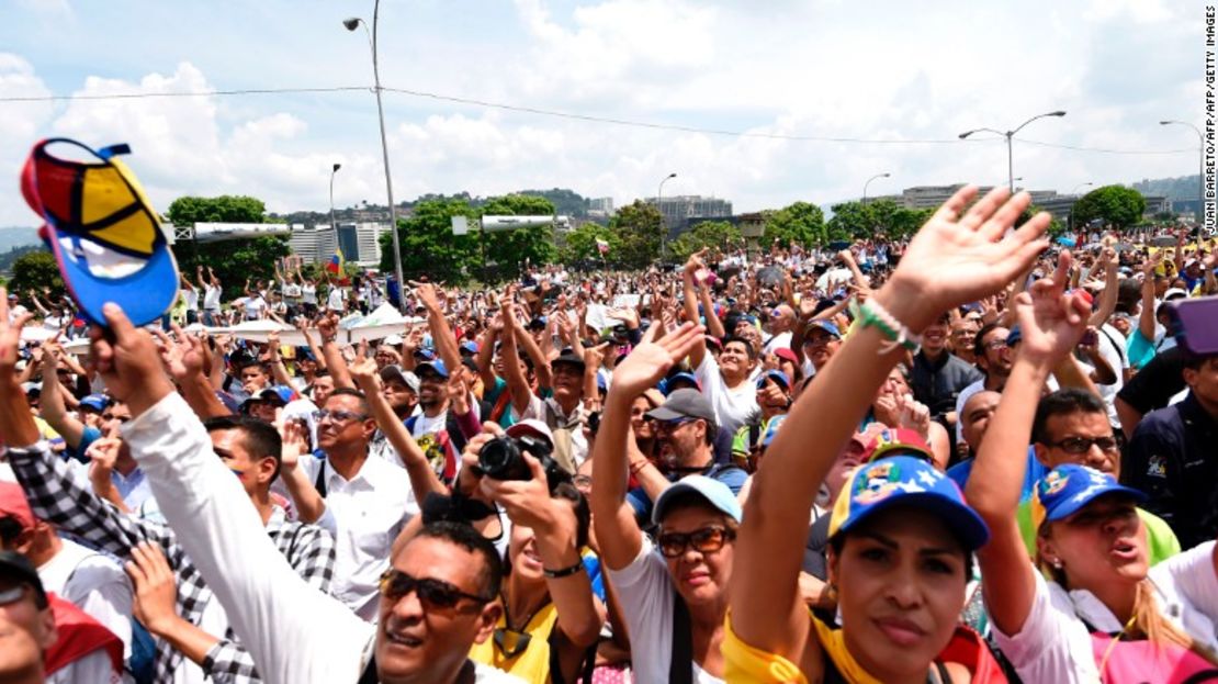 Venezolanos protestan en contra del gobierno de Nicolás Maduro en Caracas, el 24 de abril del 2017.