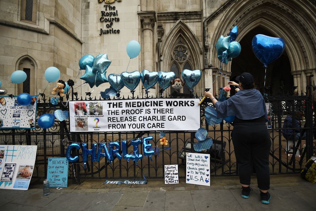 Manifestantes se pronuncian a favor del bebé Charlie Gard a las afueras de la Corte Suprema en Londres.