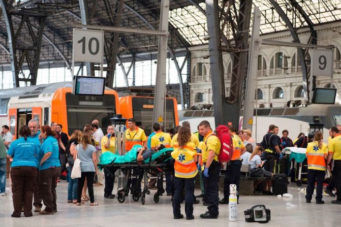 Los servicios de emergencias trasladan a uno de los heridos en la Estación Francia de Barcelona.