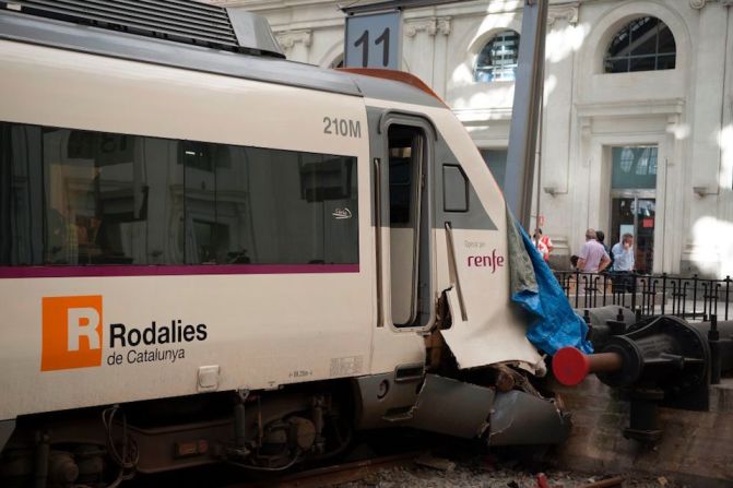 Un tren de cercanías colisionó la mañana de este viernes en la Estación Francia de Barcelona.