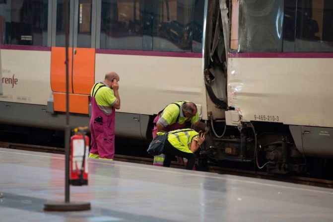 Técnicos inspeccionan el tren accidentado en la estación.