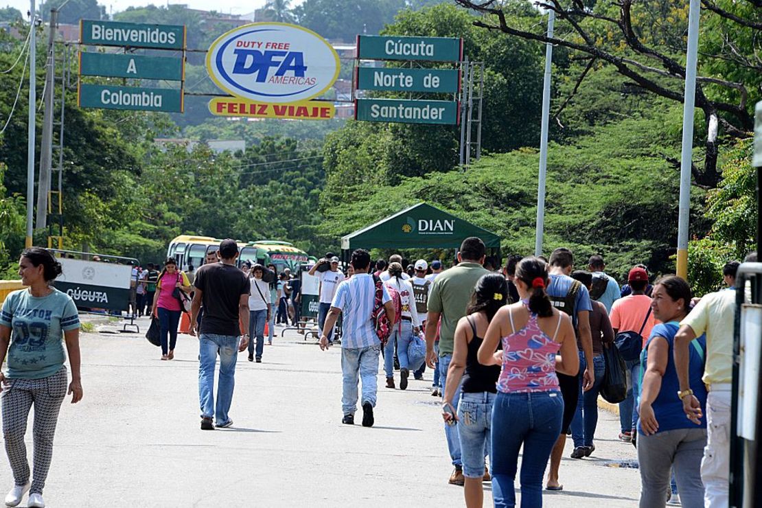 Un grupo de venezolanos se desplaza por el puente internacional Francisco de Paula Santander que conecta a Venezuela con Colombia.