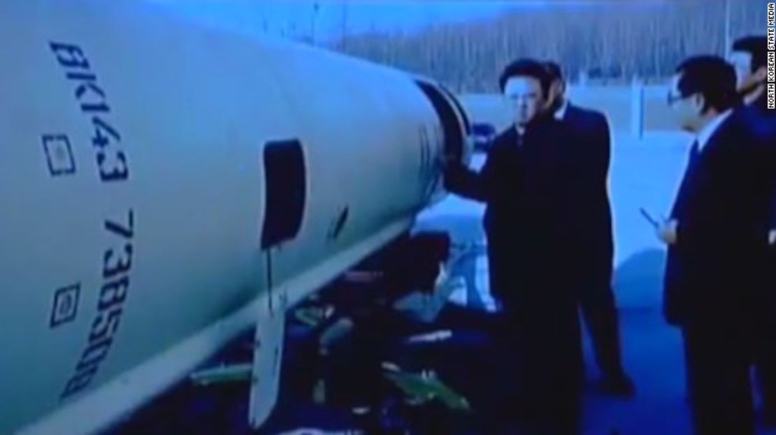 El exlíder norcoreano Kim Jong-il cerca de lo que parece ser un misil Scud-B.