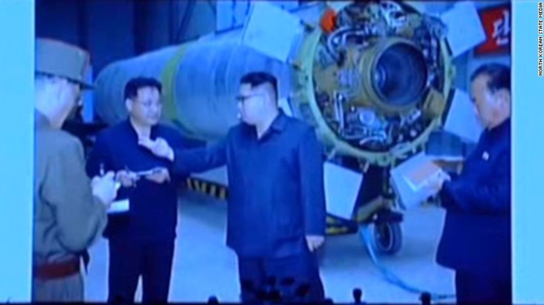 El líder norcoreano Kim Jong-un de pie frente al Hwasong-10, con el motor visible.