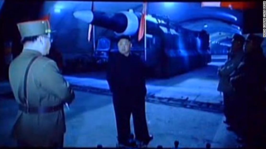 Kim Jong-un junto a un Hwasong-12.