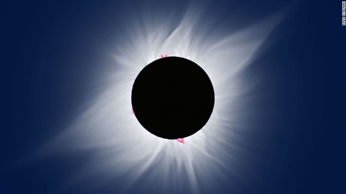 Exposición múltiple compuesta por la corona solar y las prominencias, durante un eclipse solar total el 11 de julio de 1991 en San José del Cabo, México.