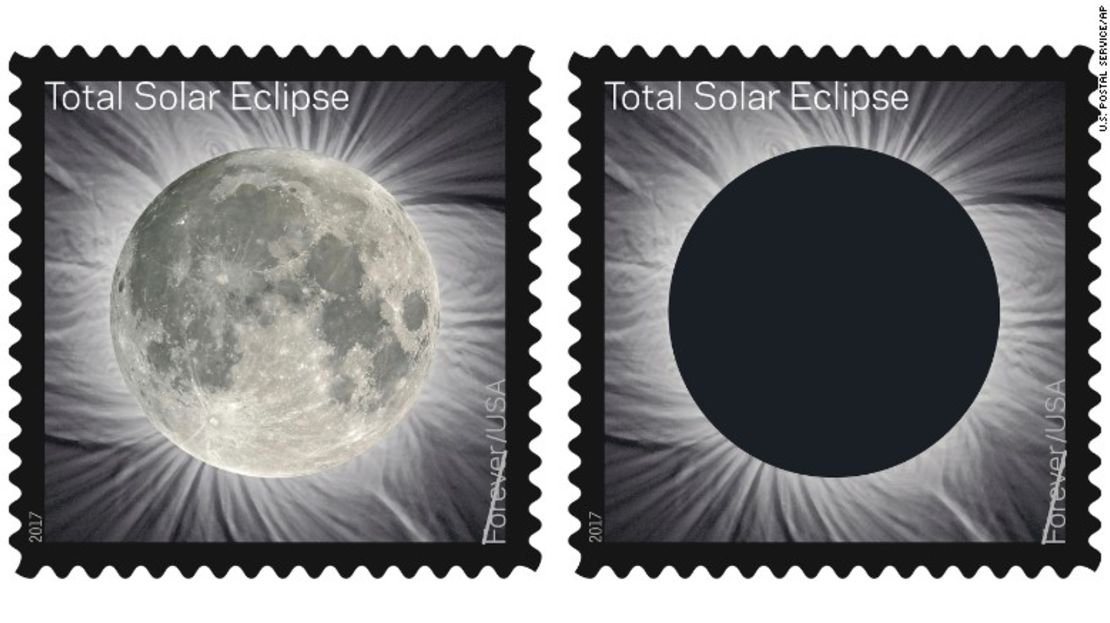 Estas imágenes proporcionadas por el Servicio Postal de Estados Unidos. muestran el sello postal de Total Solar Eclipse Forever.