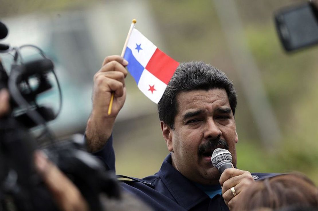 El presidente de Venezuela, Nicolás Maduro, con una bandera de Panamá durante su visita a ese país en 2015.