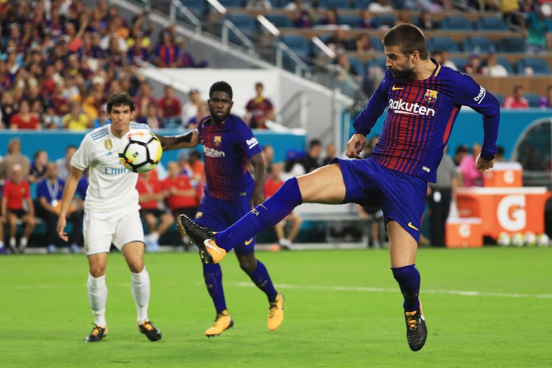 Gerard Piqué anota el tercer gol del Barcelona contra el Real Madrid en Miami.