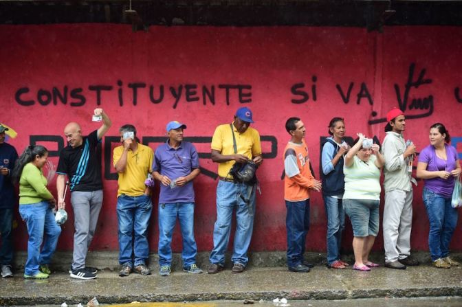 Venezolanos hacen filas en Caracas para votar para la Asamblea Constituyente.