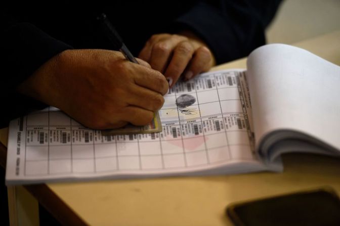 El Consejo Nacional Electoral dijo en un primer reporte que hasta ese momento se habían constituido 70% de las máquinas de votación.