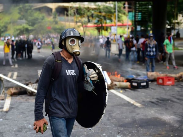 Activistas opositores establecen barricadas durante una protesta contra las elecciones para la Asamblea Constituyente en Caracas este 30 de julio de 2017. Las urnas abrieron a las 6:00 a.m. local.