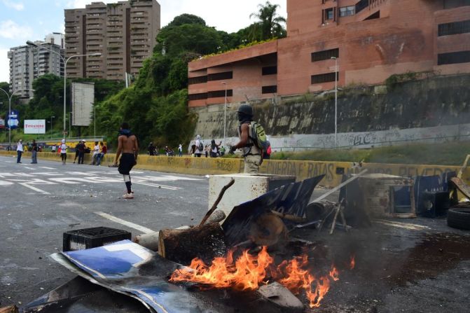 Activistas opositores establecen barricadas durante una protesta contra las elecciones para la Asamblea Constituyente en Caracas este 30 de julio de 2017. El primero en votar fue el presidente de Venezuela, Nicolás Maduro.