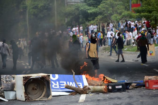 Activistas opositores establecen barricadas durante una protesta contra las elecciones para la Asamblea Constituyente en Caracas este 30 de julio de 2017. "Quise ser el primer voto, voto por la paz, el primer voto por la soberanía y la independencia de Venezuela", dijo el presidente Nicolás Maduro tras emitir su voto.