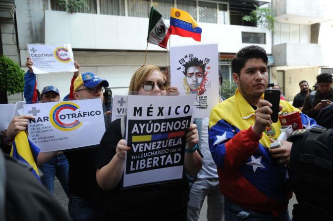 Miembros de la comunidad venezolana en México protestan contra las elecciones para la Asamblea Constituyente en la embajada de Venezuela en Ciudad de México este 30 de julio de 2017.