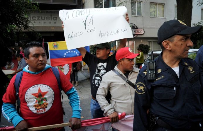 Miembros del Frente Popular Francisco Villa, que apoyan al presidente venezolano, Nicolás Maduro, participan en una manifestación en la embajada de Venezuela en Ciudad de México este 30 de julio de 2017.