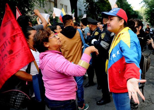 Una integrante del Frente Popular Francisco Villa (i), que apoya al presidente venezolano, Nicolás Maduro, discute con una representante de la comunidad venezolana en México, que se manifiestan en contra de las elecciones para la Asamblea Constituyente en la embajada de Venezuela en Ciudad de México este 30 de julio de 2017.