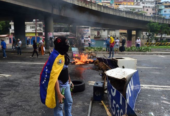 Activistas opositores establecen barricadas durante una protesta contra las elecciones para la Asamblea Constituyente en Caracas este 30 de julio de 2017. Los venezolanos elegirán a los 545 representantes de una asamblea que tendrán el poder de reescribir la constitución de 1999 y disolver las instituciones del Estado actuales.