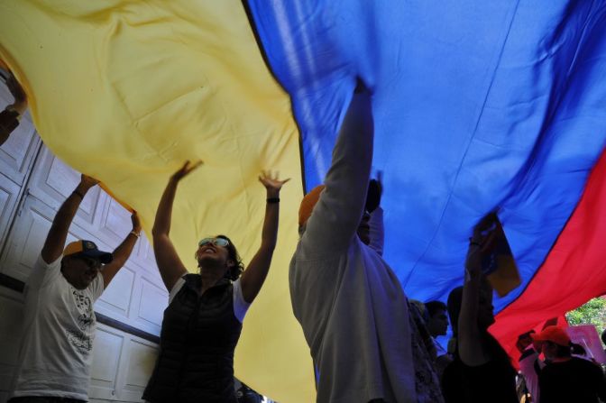 Miembros de la comunidad venezolana en México protestan contra las elecciones para la Asamblea Constituyente en la embajada de Venezuela en Ciudad de México este 30 de julio de 2017. "Definitivamente no podemos permitir una constitucionalización de un golpe de Estado, de una dictadura", dijo el secretario general de la OEA, Luis Almagro.