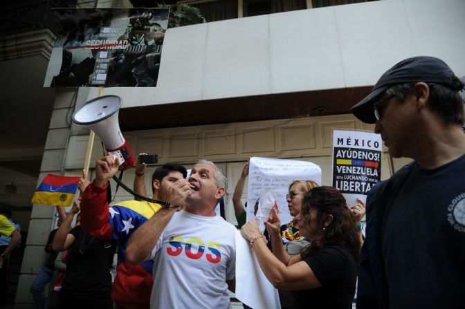 Miembros de la comunidad venezolana en México protestan contra las elecciones para la Asamblea Constituyente en la embajada de Venezuela en Ciudad de México este 30 de julio de 2017. Es una votación ampliamente criticada por la comunidad internacional.