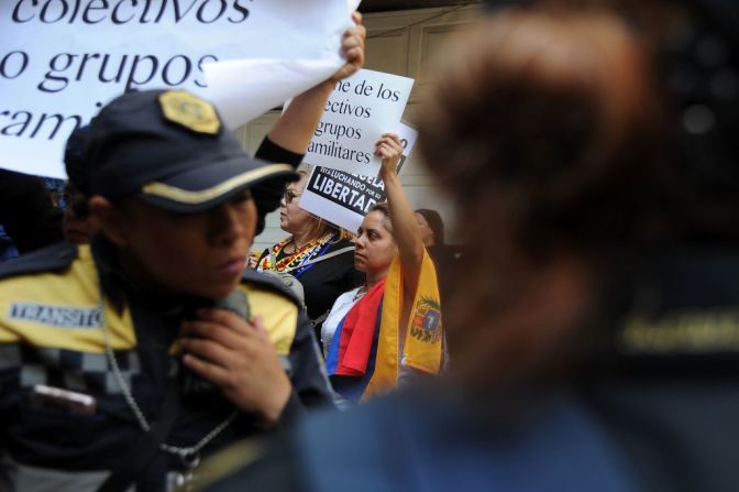 Miembros de la comunidad venezolana en México protestan contra las elecciones para la Asamblea Constituyente en la embajada de Venezuela en Ciudad de México este 30 de julio de 2017. La policía bolivariana lanzó gas lacrimógeno y perdigones en enfrentamientos contra manifestantes que colocaban barricadas en las calles venezolanas para protestar contra la Constituyente.