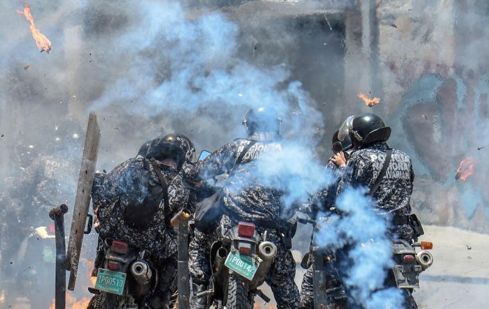 Agentes de policía reaccionan luego de que un artefacto explotara mientras pasaban por delante durante una manifestación contra las elecciones para la Asamblea Constituyente en Caracas este 30 de julio de 2017.