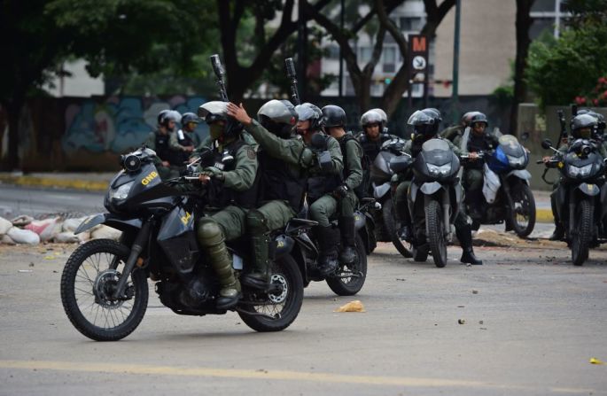 Miembros de la Guardia Nacional Bolivariana (GNB) actúan durante una manifestación en contra de la Asamblea Nacional Constituyente en Caracas este 30 de julio del 2017.