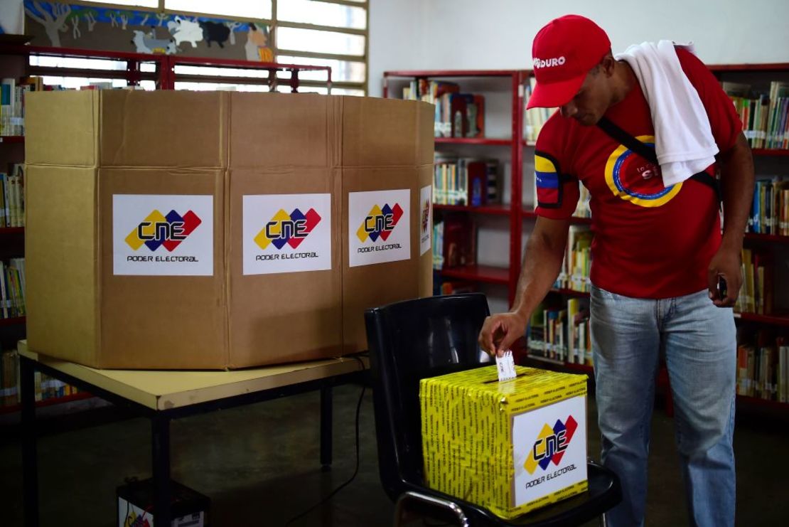 Un ciudadano deposita su voto durante las elecciones de la Asamblea Nacional Constituyente en Caracas (Venezuela).