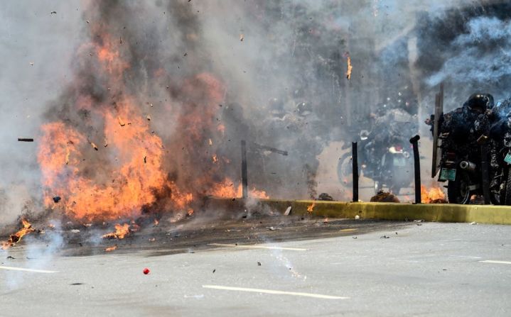 Momento de la explosión que afectó a varios agentes de policía mientras pasaban por delante durante una manifestación contra las elecciones para la Asamblea Constituyente en Caracas este 30 de julio de 2017.