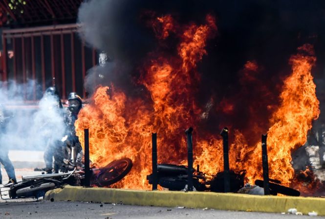 Momento de la explosión que afectó a varios agentes de policía mientras pasaban por delante de una manifestación contra las elecciones para la Asamblea Constituyente en Caracas este 30 de julio de 2017. Los venezolanos elegirán a los 545 representantes de una asamblea que tendrán el poder de reescribir la constitución de 1999 y disolver las instituciones del Estado actuales.