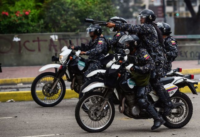 Miembros de la Guardia Nacional Bolivariana (GNB) actúan durante una manifestación en contra de la Asamblea Nacional Constituyente en Caracas este 30 de julio del 2017. Uno de los candidatos en la elección, el abogado José Félix Pineda, fue asesinado el sábado por la noche en su casa y las autoridades dijeron que estaban investigando.