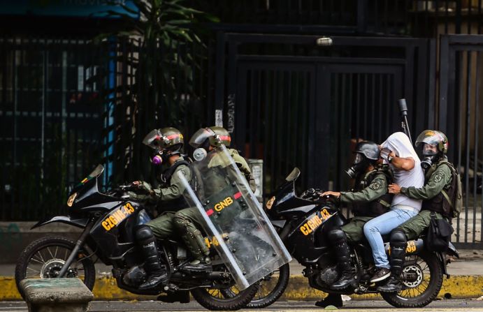 Miembros de la Guardia Nacional Bolivariana (GNB) se llevan a un detenido durante una manifestación en contra de la Asamblea Nacional Constituyente en Caracas este 30 de julio del 2017. Uno de los candidatos en la elección, el abogado José Félix Pineda, fue asesinado el sábado por la noche en su casa y las autoridades dijeron que estaban investigando.