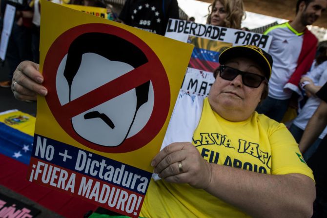 Una integrante de la comunidad venezolana en Brasil protesta contra las elecciones para la Asamblea Constituyente en la Avenida Paulista en Sao Paulo este 30 de julio de 2017.