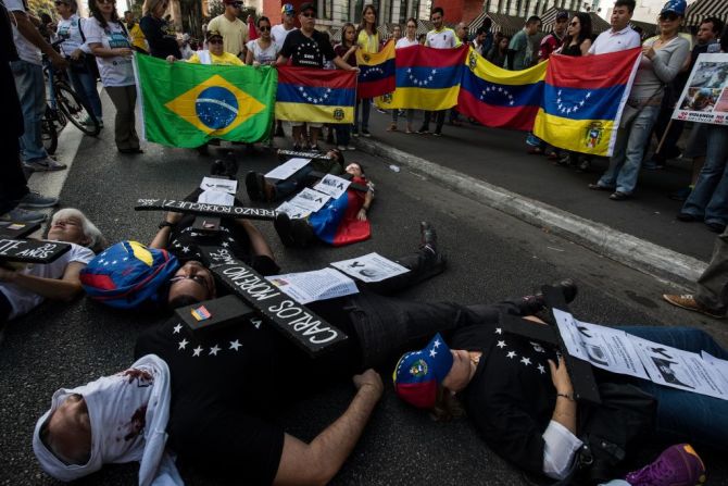 Integrantes de la comunidad venezolana en Brasil protestan contra las elecciones para la Asamblea Constituyente en la Avenida Paulista en Sao Paulo este 30 de julio de 2017.