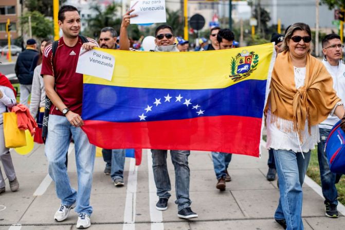 Integrantes de la comunidad venezolana en Perú protestan contra las elecciones para la Asamblea Constituyente en Lima este 30 de julio de 2017.