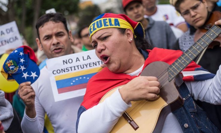 Integrantes de la comunidad venezolana en Perú protestan contra las elecciones para la Asamblea Constituyente en Lima este 30 de julio de 2017.