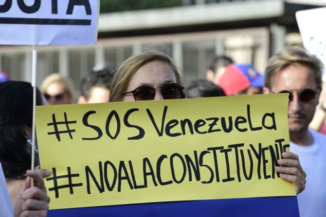 Una integrante de la comunidad venezolana en España protesta contra las elecciones para la Asamblea Constituyente en Madrid este 30 de julio de 2017.