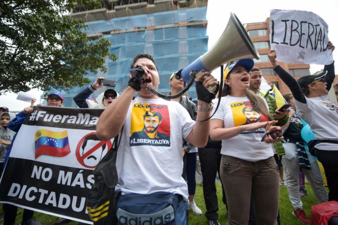 Integrantes de la comunidad venezolana en Colombia protestan contra las elecciones para la Asamblea Constituyente en Bogotá este 30 de julio de 2017.